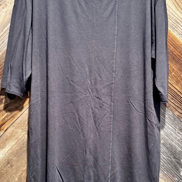 Charcoal Gray Short Sleeve Tee with Loose Fit and Soft Fabric - Picture 2 of 3